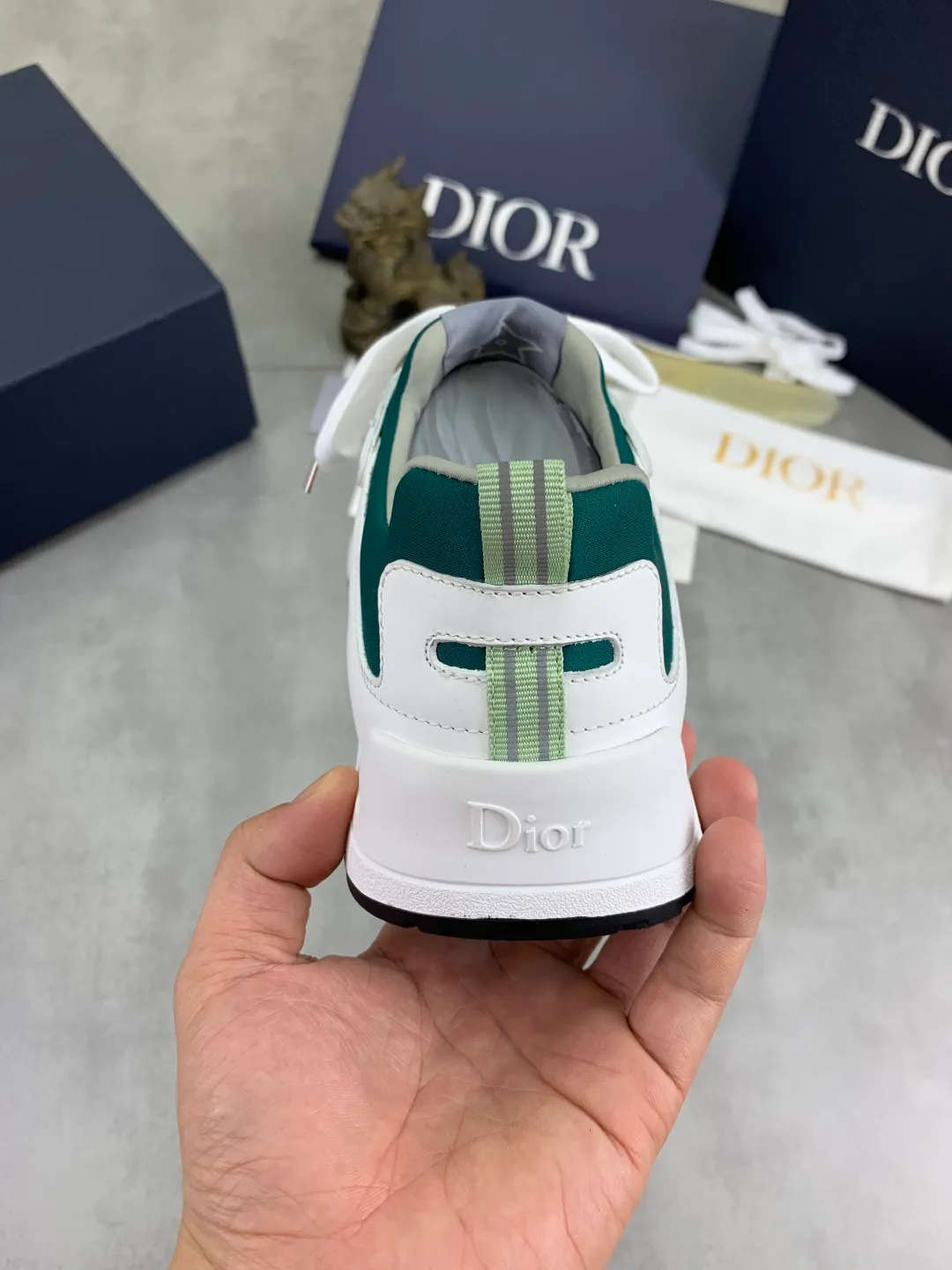 Men's shoes 💰P560 The new DIOR Dior sneakers are carefully made of black grained first-layer cowhide, embellished with the same color Dior Gravity embossed effect, which is exquisite and extraordinary. The interior is made of the same color sheep lining, which is soft and comfortable. Complete with original custom multi-color mohair wide laces and matte black-finished brass eyelets, the tonal rubber sole is embellished with the Oblique pattern, and the contrasting Dior 30 Avenue Montaigne logo on the rear tail adds style to the casual look. Size: 35-45 for men and women Color: 3️⃣ colors available